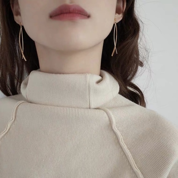 💙💕LAST ONE Minimalist Wire Earrings - Picture 3 of 11